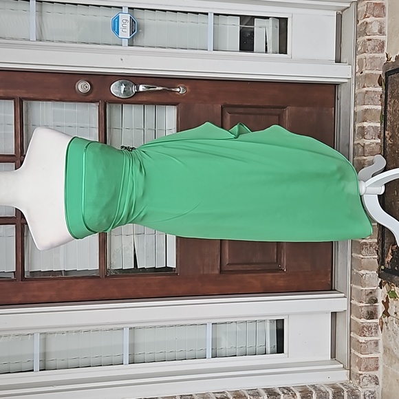 Kay Unger Dresses & Skirts - Kay Unger Strapless Green Side Brooch 💯 Silk Flowy Dress